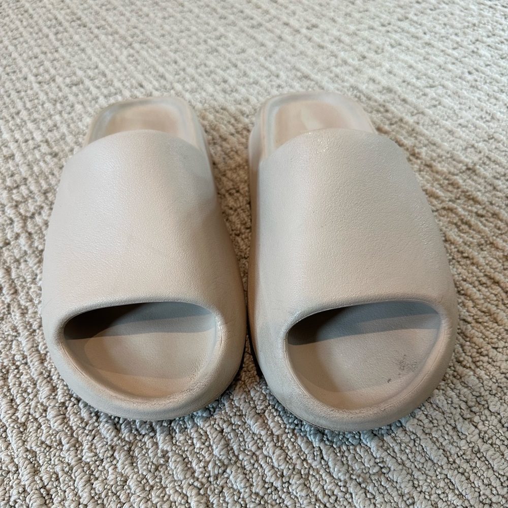 Pre owned Yeezy Slide by Adidas